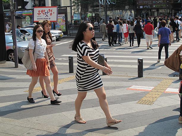 こちらの女性もワンピースと涼しげなサンダルスタイル。日本ではワンピースでも重ねて着たりするのが流行りですが、韓国ではシンプルに1枚で着るスタイルが好まれるのかな？