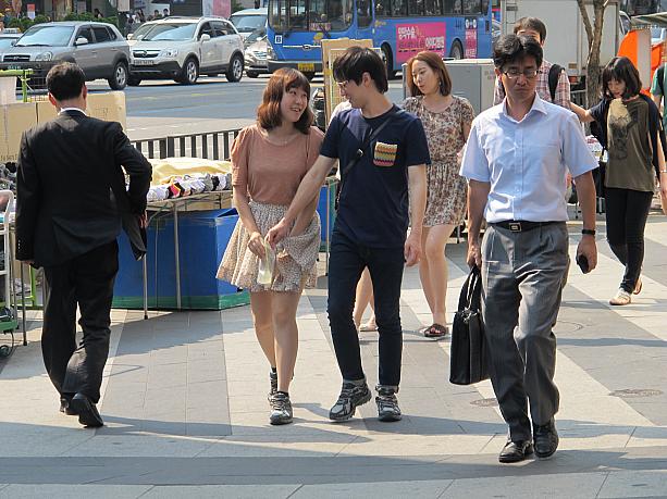 こちらの女性は花柄のスカートに、スニーカーを合わせ、全体がラブリーになりすぎないよう調節しているのかな！？