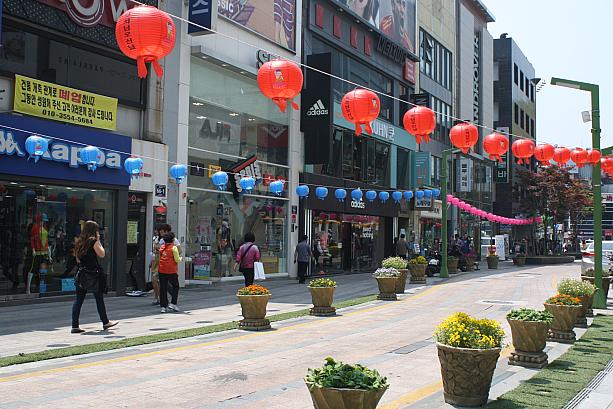 韓国は祝日になり、祝福イベントも行われます！光復路通りには堤燈が並んでいます。