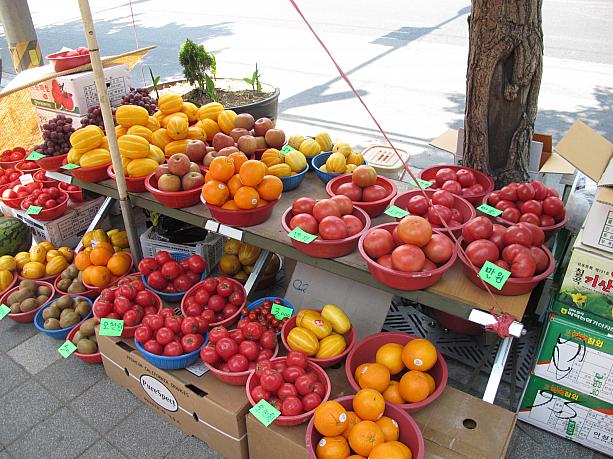 観光地じゃない、みんながふつうに暮らす街。ちょっとお散歩してみましょう。大通り沿いには果物の露天が！夏を代表する果物チャメも売ってますよ。小さいサイズ５個で5,000ウォン！