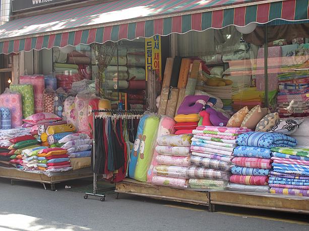 こちらは寝具店。そういえば最近旅行に来て、韓国の色鮮やかな布団をお土産にする方もいるとか！