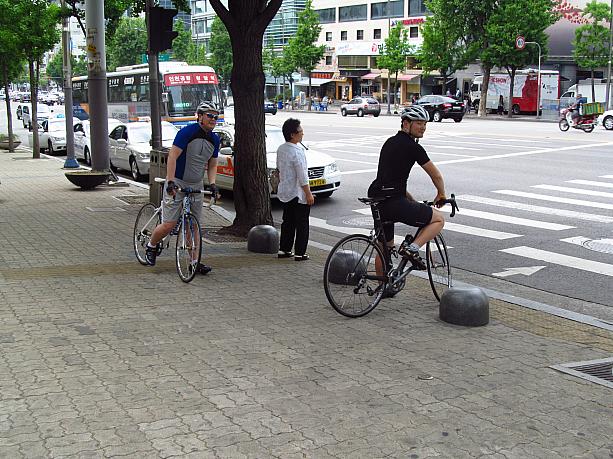 本格的な装備で大都心をサイクリングするお２人に遭遇。韓国の自転車ブーム、まだまだ続いていますね。<br>梅雨がはじまるまであと数週間。今のうちに、美味しいものと運動で、体調を整えておかないと？！