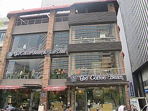 「THE PLACE」のすぐ隣に人気のコーヒーショップチェーン「The Coffee Bean」。3階建ての建物に屋上のテラス席まであり