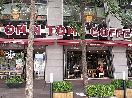 チェーン店のカフェ「TOM N TOMS COFFEE」。２階には韓国料理レストラン「ハンミリ」があります 

