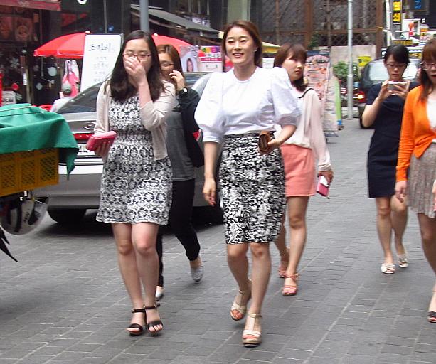 同じ明洞エリアでも、お昼時の乙支路入口駅寄りはハイヒールにきれいめファッションの若い女性が多いかも。オフィスがたくさんあるからですね。明洞駅に近づくほど、カジュアルスタイルの学生さんや、観光のお客さんが多いイメージ。