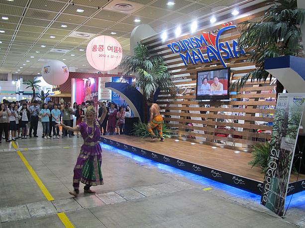 各ブースの前でもさまざまなイベントを行っていますが、インドネシアブースの前では、インドネシアの伝統衣装に身を包んだ女性、男性が伝統舞踊を披露！