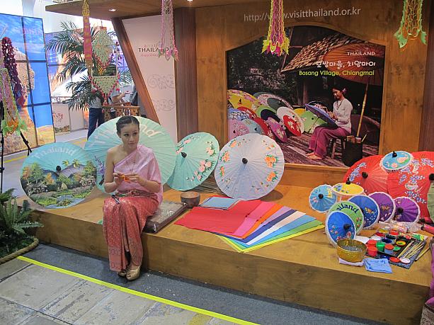 韓国世界観光展は、世界各地の情報、文化体験や公演、旅行商品の販売など、さまざまなイベント＆展示会を合わせたようなもの。会場に入ってすぐ、タイの美女がお出迎え～！