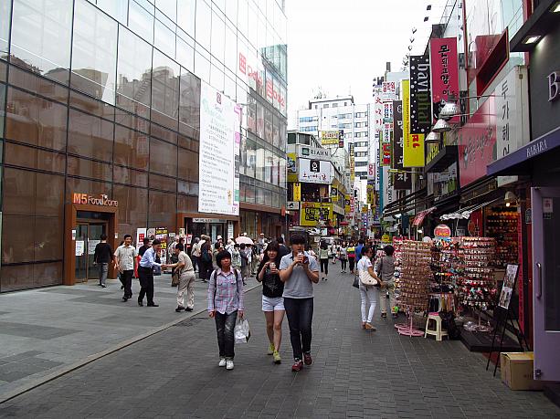 曇り空の明洞。たまに日差しが出ると暑いので、冷たい飲み物を片手に歩く人が多いです。