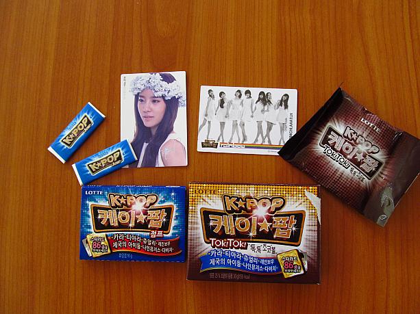 やっぱりあった、こういうの！Ｋ－ＰＯＰスターのブロマイド入りお菓子。何が出てくるかわからないと、気になりますね。ナビ、２個ゲットしたけれど両方ともＲＡＩＮＢＯＷでした。お土産さがし、やっぱりスーパーは楽しいですね～＾＾