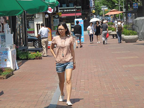 すらっとしているこちらの女性は、さらに足のキレイさが強調される、デニムの短パンとピンクのシャツでスタイルの良さを強調～！