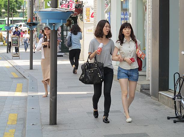 デニムの短パンが流行中なのか、こちらの女性も履いていました～！みなさん足が長い！！