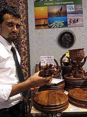 パキスタン館で見つけた不思議な品物。皿がバスケットに変わる木材の手作りもの。