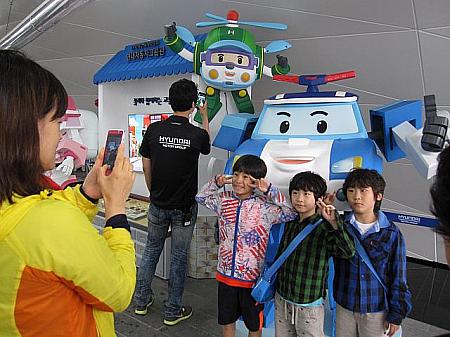 ＨＹＵＮＤＡＩ：今韓国でもっとも人気なアニメ「ロボカーポリ」の前で記念写真。