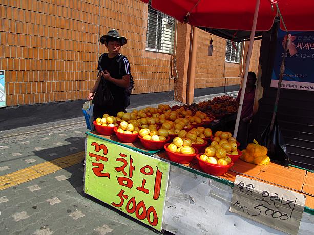 江辺駅前では「クル（はちみつ）チャメ」を販売中。チャメを見ると、夏が来た～というかんじ！今日も３０度超えの炎天下だったソウル。そんな暑さもなぜだか似合う、懐かしい雰囲気の江辺駅周辺からお伝えしました。