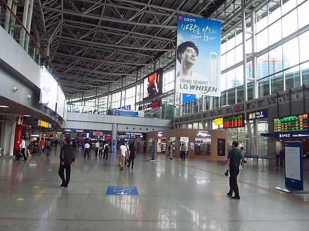 ふつうの日の朝９時のソウル駅。のんびりした雰囲気。