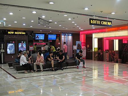 「L'OASI」の脇の道を入っていくと…裏のほうに映画館「LOTTE CINEMA」を発見！