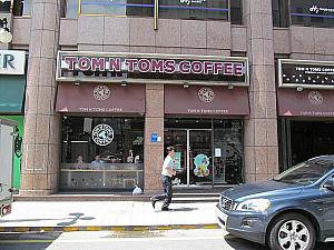 こちらもチェーン店のカフェ「TOM N TOMS COFFEE」