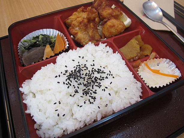 からあげ、お弁当、煮物、漬物が入っている「タッカラトシラッ(からあげべんとう)」。外はカラッ、中はジューシーで韓国のチキンとはまた違った旨味！