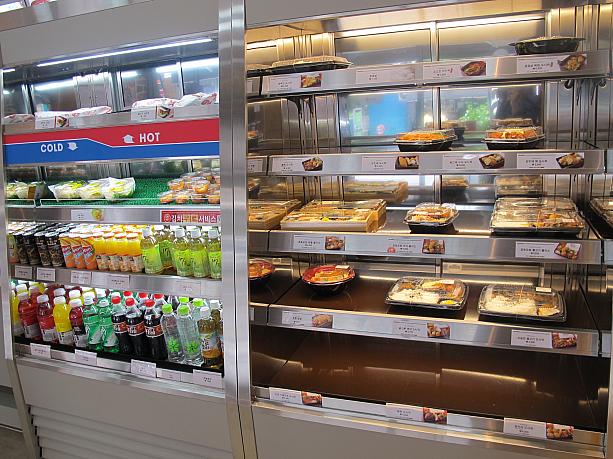 レジ横にはサラダ、キムチ、飲料、お弁当などお持ち帰りメニューがずらりっ。時間がない方のためにあらかじめ作ったお弁当が並べられています。あっつあつの作りたて弁当を持ち帰りたい！という方は、レジで直接注文すると作ってくれますヨ＾＾