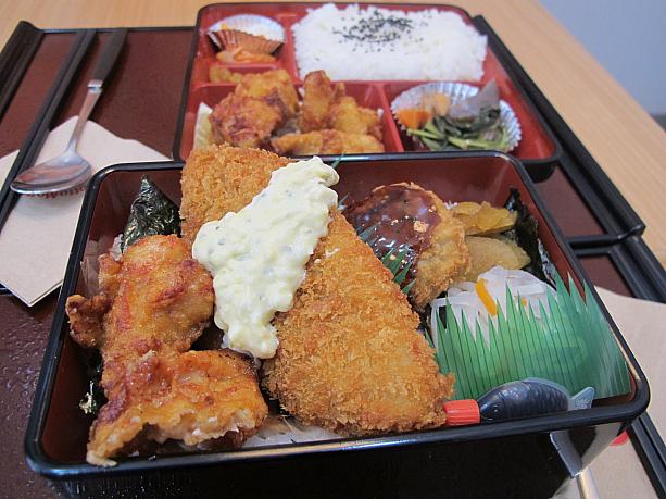 からあげ、魚のフライ、メンチカツ(？)、漬物がごはんとのりの上に乗っている「キンミンテヒョントシラッ(のりべんとう)」。ん？キンミンテって人の名前？名前の由来が気になる･･･。全て作りたてで出てくるのでアッツアツ！