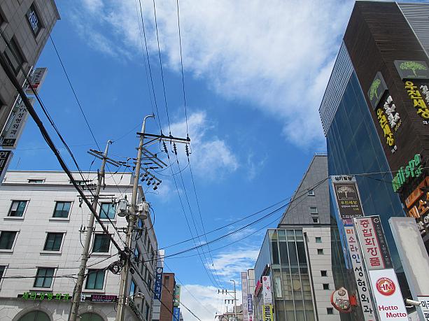 台風‘カヌーン’の影響で昨日の夜から降り続いた雨は止み、ソウルはすっかり台風一過！夜中の暴雨＆暴風がうそのように太陽サンサン＾＾さーて、今日のお昼は何食べようかな～？