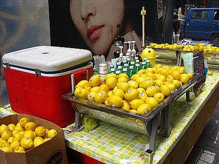 今年から急にあちこちでみかけるようになった生レモネード！！たくさん積まれた爽やかな黄色のレモンが目を引きます～。