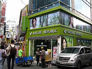 明洞餃子のある通りに大きな「NATURE REPUBLIC」の店舗がまたオープン。