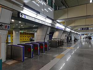 地下鉄５号線金浦空港駅の改札の前を過ぎ