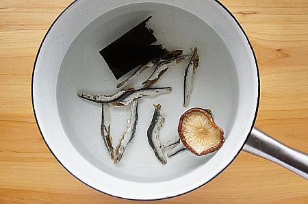 ① 鍋に水４カップ、昆布、頭とはらわたを取った煮干し、干し椎茸を加え一晩置く。