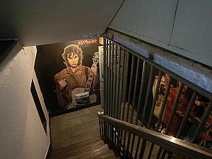 チングの宿、新村｛やすらぎ｝・・・女主人がやさしい。<BR>・これは宿へ上がる階段。ジム・モリスンですね。