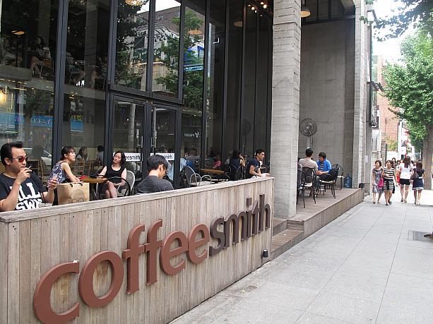 オープンテラスがあるカフェ「COFFEE smith」。少し暑さが和らいだせいか皆さんテラスで涼んでいるみたい。