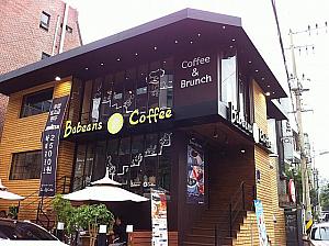 駐車場通りに面していて入りやすいCoffeeとブランチのお店「Babeans Coffee」