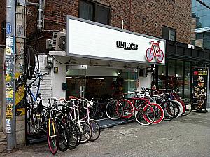 サイクルショップ「UNIQCLE」自転車の部品やアクセサリーはもちろん、自転車を持っていなくても使いたい革製のボーチや携帯入れも並んでいます
