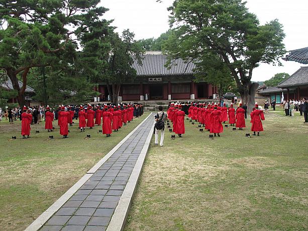 大学に入ってみると早速韓服の人達が！！人気ドラマ「成均館スキャンダル」の世界？！