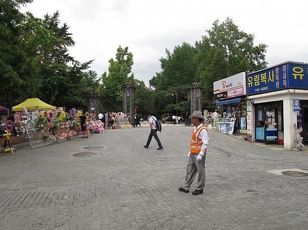 正門到着。成均館大学は少し変った卒業式を行うと聞いてやってきましたが・・天気は微妙。