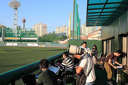 最初はガラガラだったスタジアムも試合前にはいっぱいに。カメラマンも準備万端