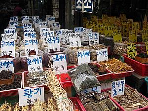 すごい種類の漢方や乾物。さすが、韓国。