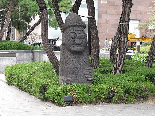 ん！？あれは何だ？？済州島の石像「トルハンバン」かな～？？