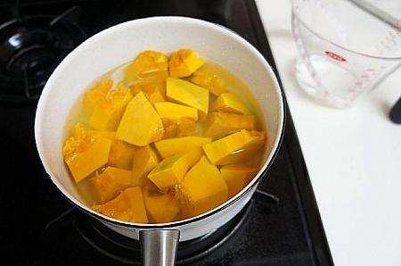 ③ 鍋に切ったかぼちゃと水２カップを注ぐ。