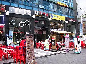 カフェや飲食店はチェーン店を中心に営業。