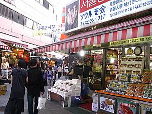 メイン通りを中心に、観光客のよく行くお店は開いています。