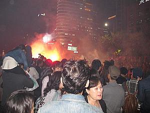赤い爆竹が燃え上がります。韓国人の観客の皆さんは、けっこう大喜び。