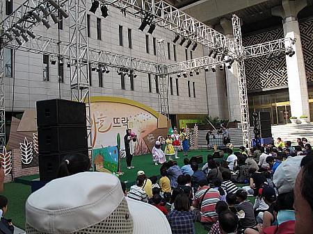 期間中には、関連イベントとして演芸大会も開かれ、綱渡りやミュージカルも開催されました。