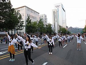 ボランティアの人たちが大通りで踊る「ハイソウルフェスティバルソング」。途中の振り付けは「江南スタイル」と同じでした、、、