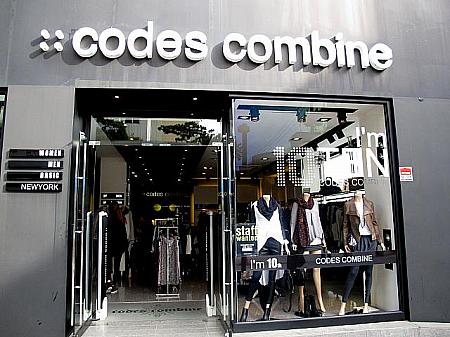 最近、ソウル市内でも店舗が急増中。モノトーン系を中心として、シックなファッションが人気のCODES COMBINE。メンズも充実しているのでカップルでもぜひ！