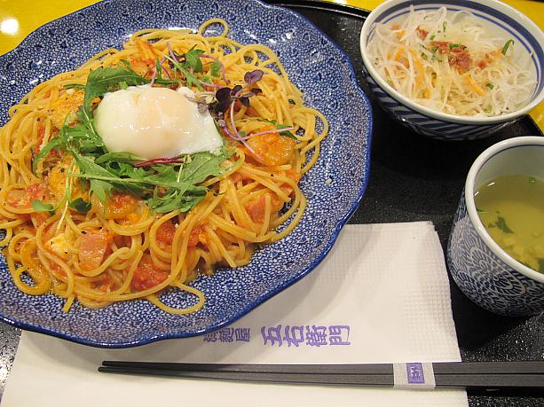 こちらは「シュリンプ　モッツァレラ チーズ」。小さなエビがプリップリ。昔、ナビが日本で食べた「五右衛門」のトマトソースパスタも、こんな味だった気がする。