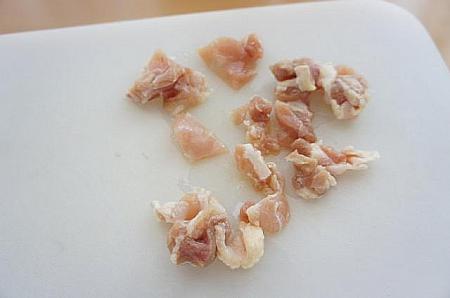 ① 鶏もも肉は、食べやすく小さめに切る。