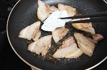 ⑩　焼き色が付いて肉の火が通ったら、油をキッチンペーパーで拭き取る。