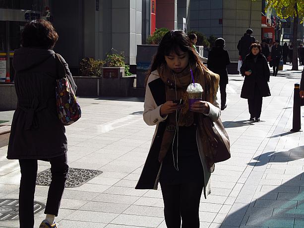 こちらのお姉さんは厚手のコートにマフラーも巻いてるけど、手には冷たい飲み物が！！寒くないのかな～？？