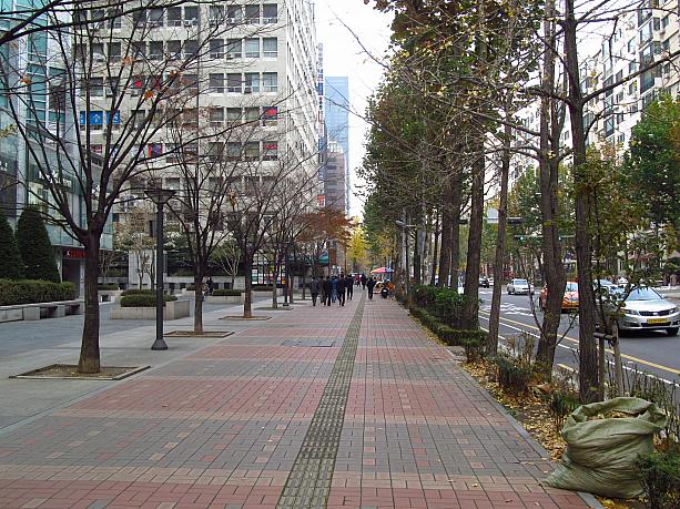 今日も寒いなか、汝矣島（ヨイド）へやってきました～。歩道のイチョウも葉がほとんど落ちてすっかり冬ですね～